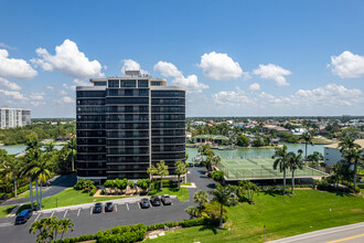Vanderbilt Yacht and Racquet Club in Naples, FL - Foto de edificio - Building Photo