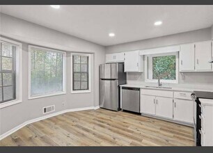 338 Bradley Woods Ct NW in Lilburn, GA - Building Photo - Building Photo