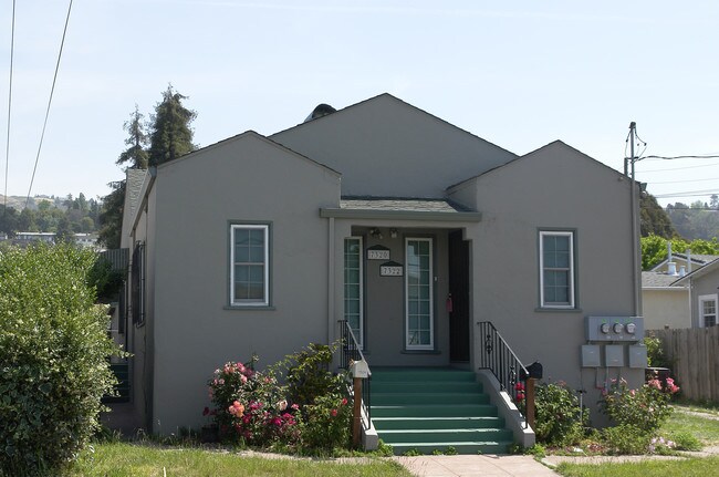 7320-7322 Hillside St in Oakland, CA - Foto de edificio - Building Photo