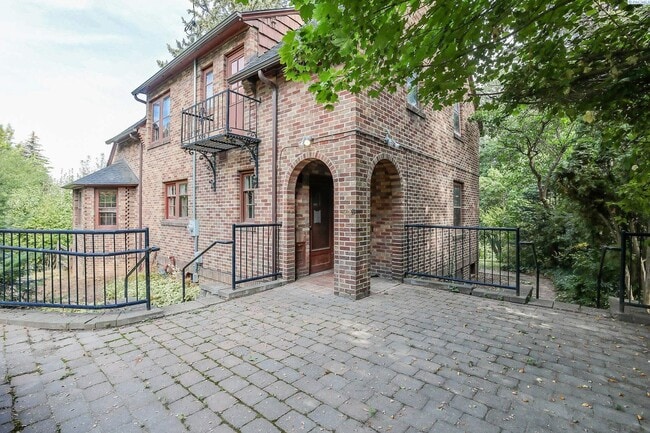 975 NE B St in Pullman, WA - Foto de edificio - Building Photo