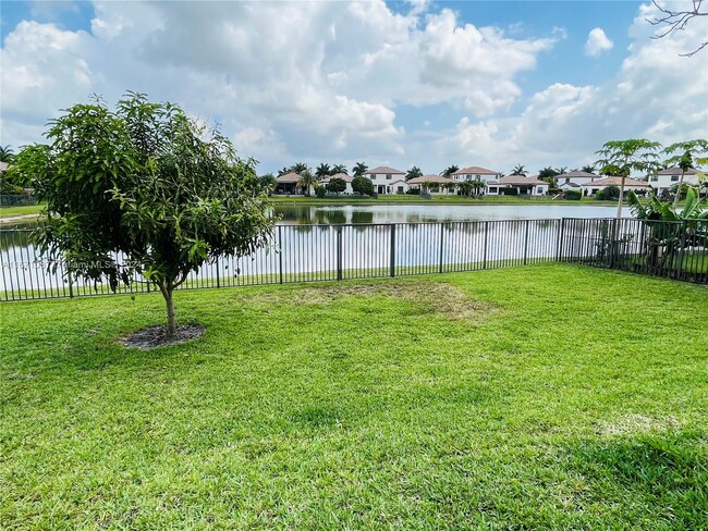 8377 NW 39th Ct in Pembroke Pines, FL - Foto de edificio - Building Photo