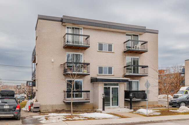 400 De Chartres Rue in Laval, QC - Building Photo - Building Photo