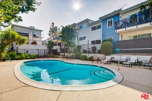 5252 Coldwater Canyon Ave in Los Angeles, CA - Building Photo