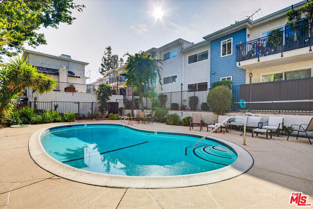 5252 Coldwater Canyon Ave in Los Angeles, CA - Building Photo