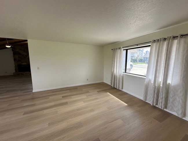 8007 Shasta Ave in Elk Grove, CA - Building Photo - Building Photo