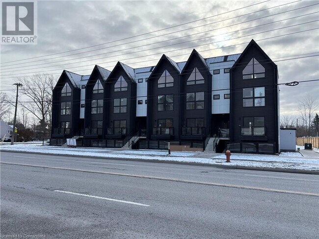 7277 Wilson Crescent in Niagara Falls, ON - Building Photo - Building Photo