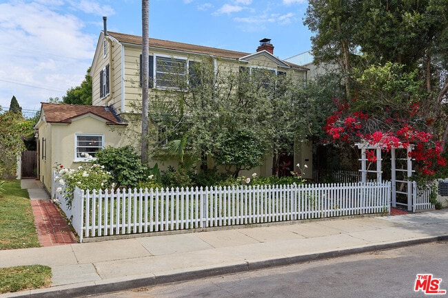 property at 820 Crestmoore Pl