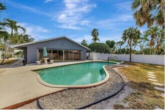 7187 Thompson Rd in Boynton Beach, FL - Foto de edificio - Building Photo