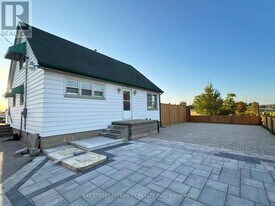 12190 Warden Ave. in Whitchurch-Stouffville, ON - Building Photo