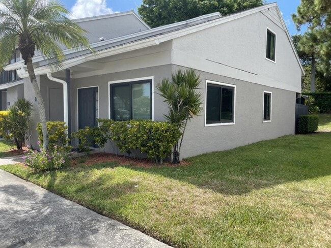 401 Shoreview Dr in Greenacres, FL - Building Photo - Building Photo