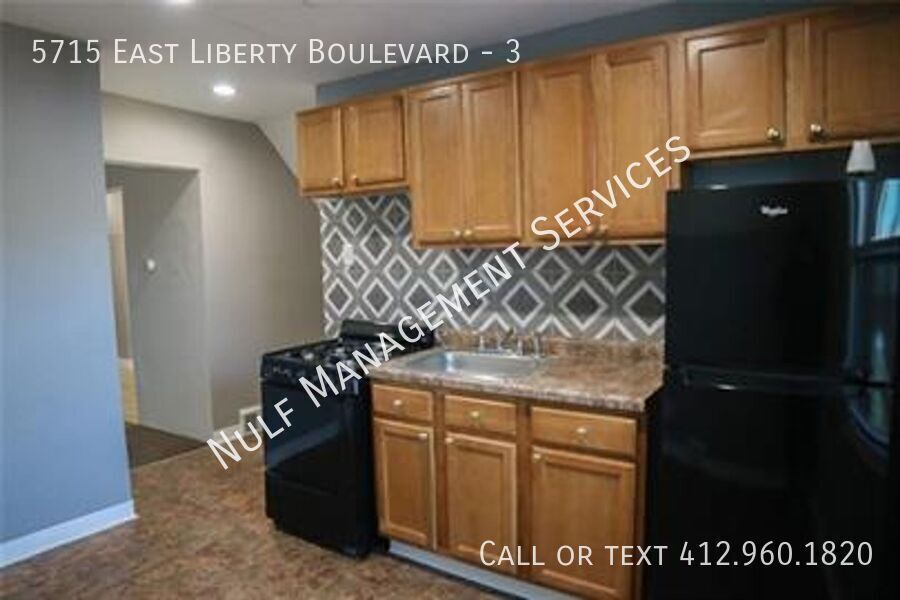 5715 E Liberty Blvd in Pittsburgh, PA - Building Photo