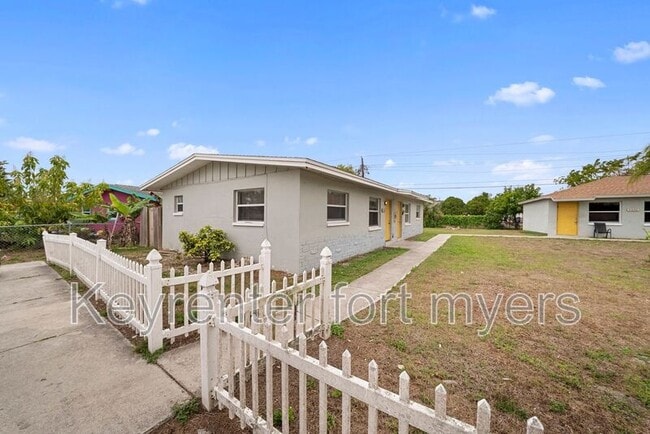 5458 Fifth Ave in Ft. Myers, FL - Building Photo - Building Photo