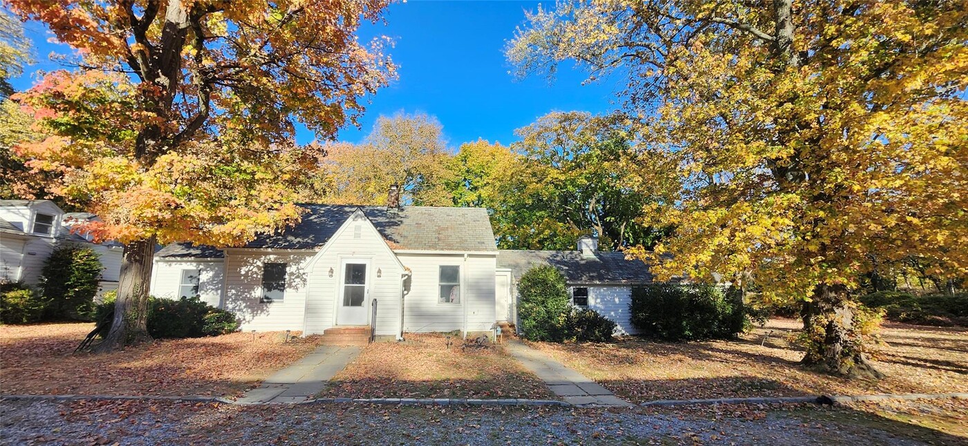 174 Hegemans Ln in Glen Head, NY - Building Photo