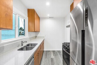 5522 Franklin Ave in Los Angeles, CA - Building Photo - Building Photo