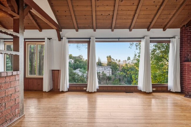 15135 Encanto Dr in Los Angeles, CA - Building Photo - Building Photo