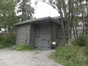 16745 Old Seward Hwy in Anchorage, AK - Foto de edificio - Building Photo