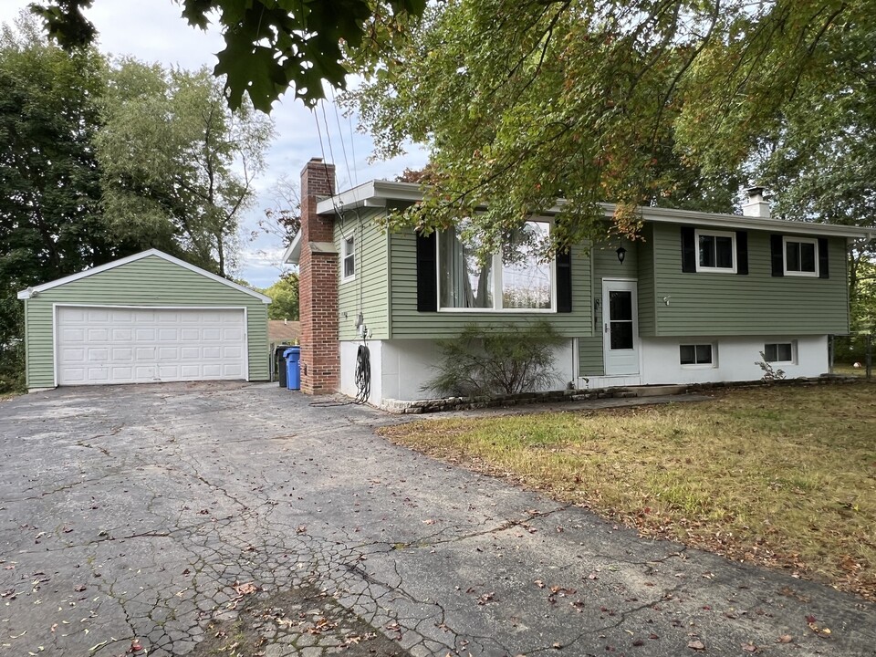 8 Powder Horn Ln in Ledyard, CT - Building Photo