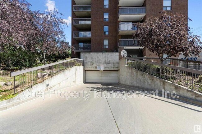 11027-11087 87 Ave NW in Edmonton, AB - Building Photo - Building Photo