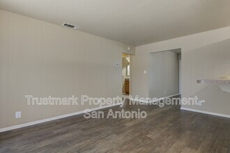 210 Lost Forest St in San Antonio, TX - Building Photo - Building Photo