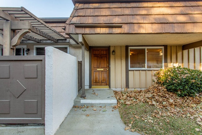 22133 James Alan Cir in Chatsworth, CA - Foto de edificio - Building Photo
