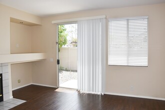 732 N Siavohn Dr in Orange, CA - Foto de edificio - Building Photo