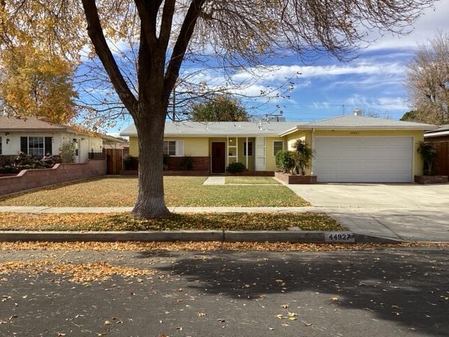 44927 Harlas Ave in Lancaster, CA - Building Photo