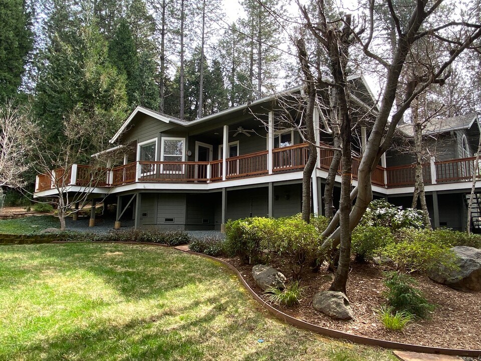 12609 Oak Cir in Grass Valley, CA - Building Photo