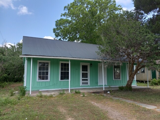 310 N Kleas St in Edna, TX - Building Photo - Building Photo