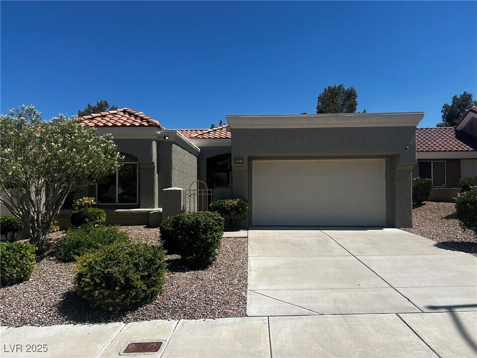 9661 Blue Bell Dr in Las Vegas, NV - Foto de edificio