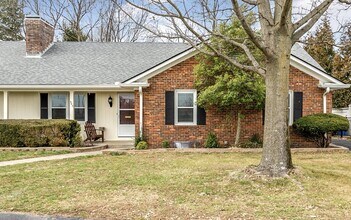 305 Lakeshore Dr in Lexington, KY - Building Photo - Building Photo