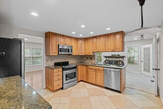 12037 Stoneford Dr in Woodbridge, VA - Building Photo - Building Photo