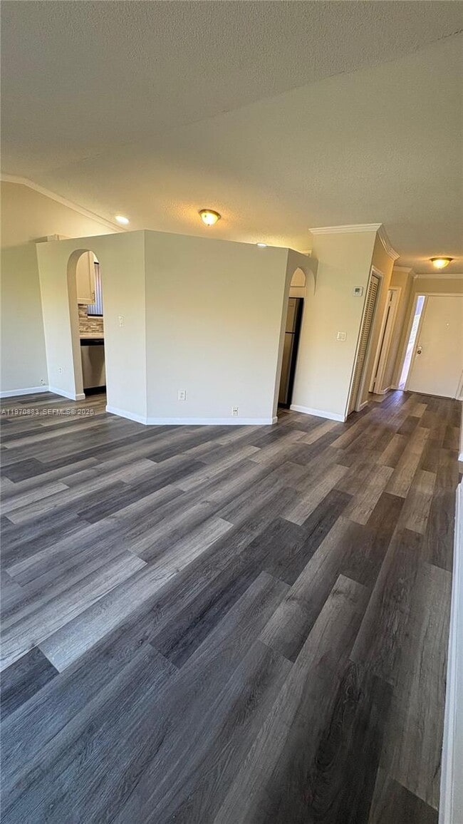 9701 W Daffodil Ln in Miramar, FL - Foto de edificio - Building Photo