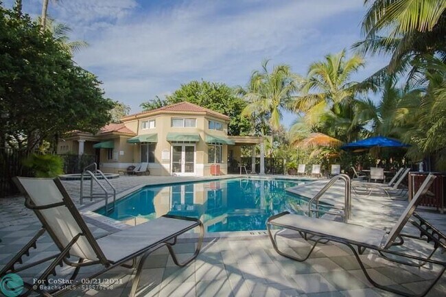 741 N Pine Island Rd-Unit -305 in Plantation, FL - Building Photo - Building Photo