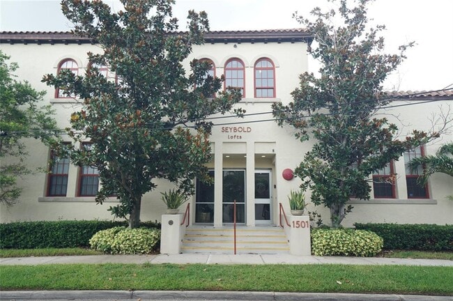 property at 1501 W Horatio St