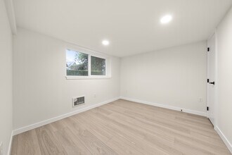 7804 Lake City Way NE in Seattle, WA - Building Photo - Building Photo