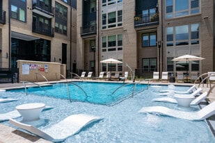 Residences Glenwood Place in Raleigh, NC - Building Photo