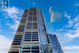 7890 Jane St in Vaughan, ON - Building Photo