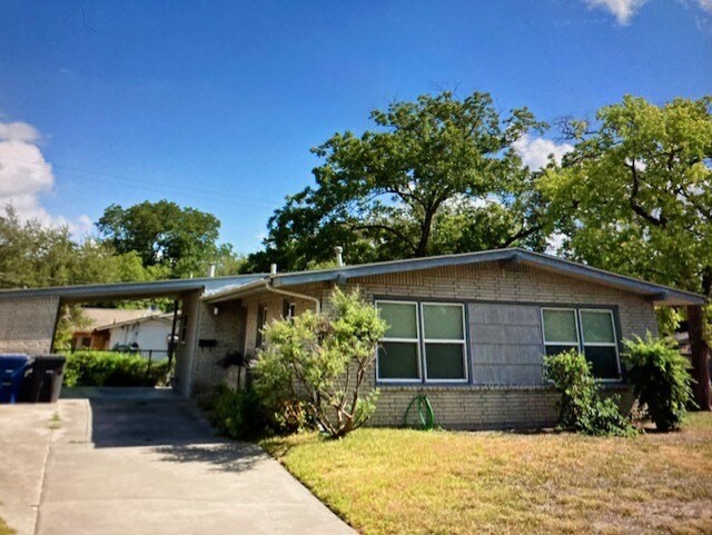 131 Southill Rd in San Antonio, TX - Building Photo
