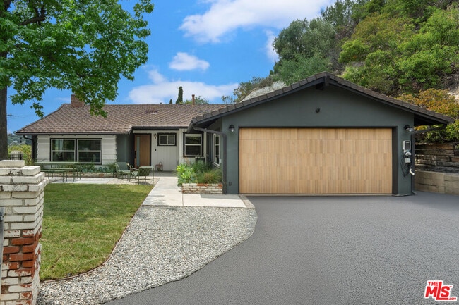 1741 Golf Club Dr in Glendale, CA - Building Photo - Building Photo