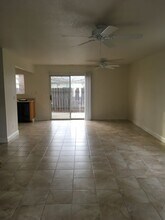 819 Cally Ct in Redding, CA - Foto de edificio - Building Photo