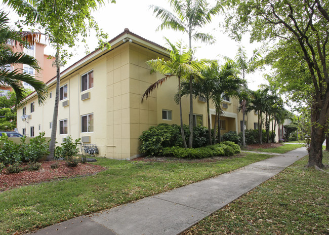 11 Menores Ave in Coral Gables, FL - Foto de edificio - Building Photo