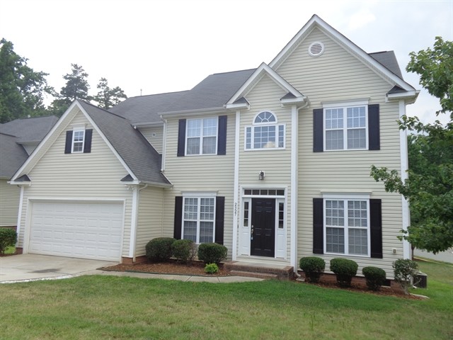 2327 Oakdale Creek Ln in Charlotte, NC - Foto de edificio