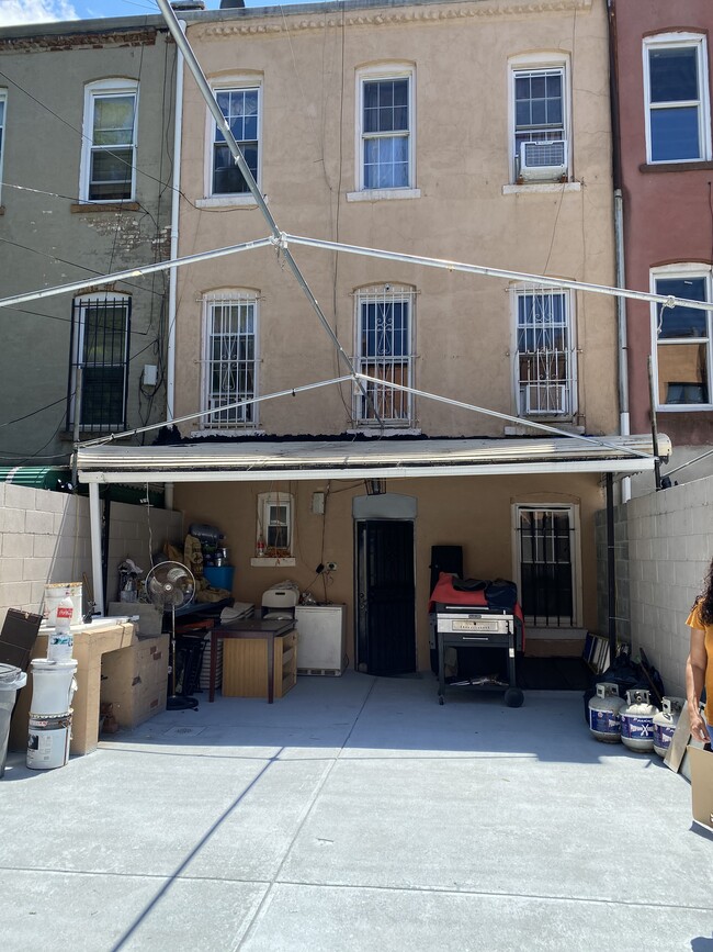 111 Woodbine St in Brooklyn, NY - Building Photo - Building Photo