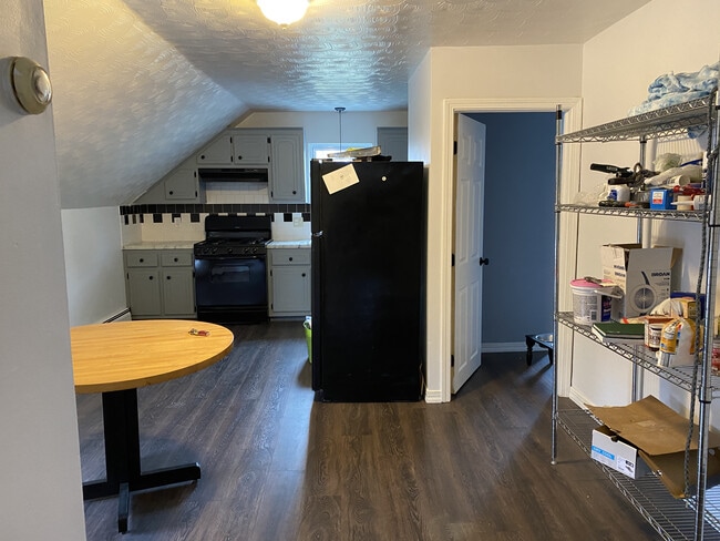 198 Tecumseh St, Unit 3rd floor in Fall River, MA - Building Photo - Building Photo