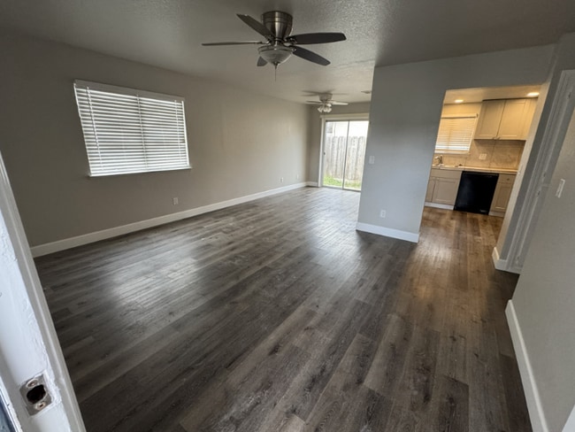 1807 Crestwood Ave in Manteca, CA - Foto de edificio - Building Photo