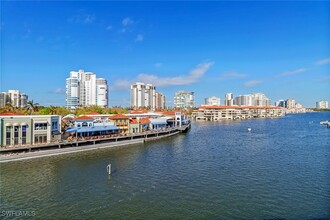 205 Park Shore Dr in Naples, FL - Foto de edificio - Building Photo