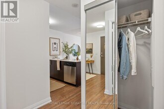 305 Roehampton Ave in Toronto, ON - Building Photo - Building Photo