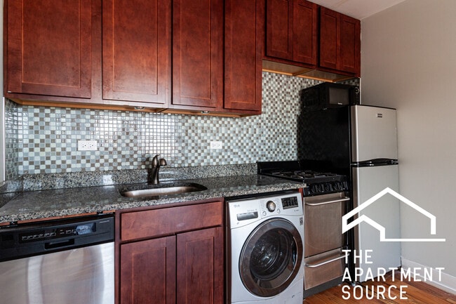 556 W Arlington Pl, Unit 806 in Chicago, IL - Building Photo - Building Photo