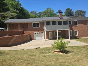 3420 Northside Dr in Hapeville, GA - Building Photo - Building Photo