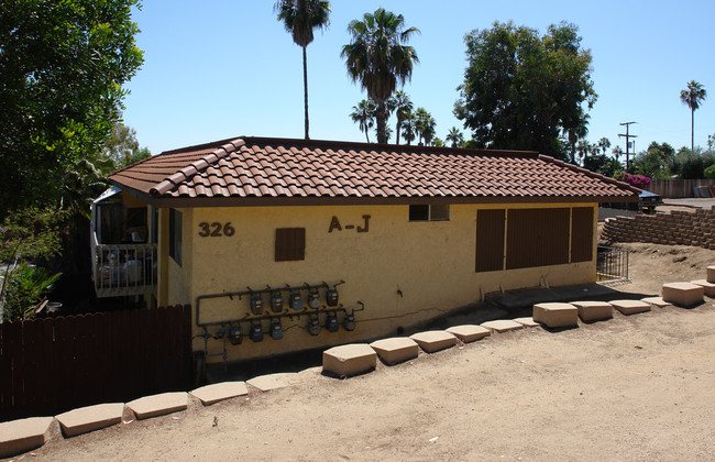 326 Hillside Ter in Vista, CA - Foto de edificio - Building Photo